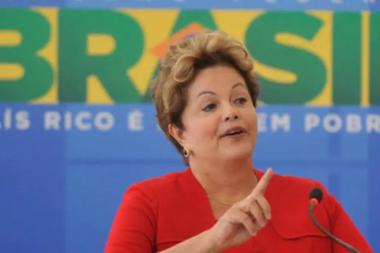 
	Dilma conversou com os jornalistas, na granja do Torto, sobre a reuni&atilde;o desta segunda com seus ministros
 (Antônio Cruz/ABr)
