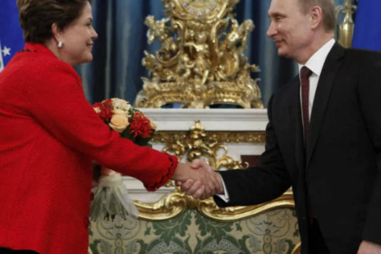 Dilma Rousseff cumprimenta o presidente russo, Vladimir Putin, durante reunião no Kremlin de Moscou  ( REUTERS / Maxim Shemetov)