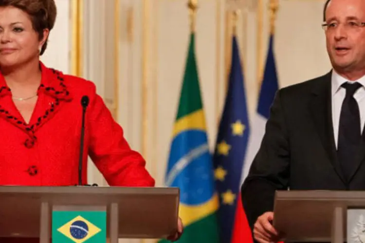 Dilma Rousseff e o presidente da França, François Hollande, durante entrevista coletiva no Palácio do Eliseu (Roberto Stuckert Filho/Presidência da Republica)