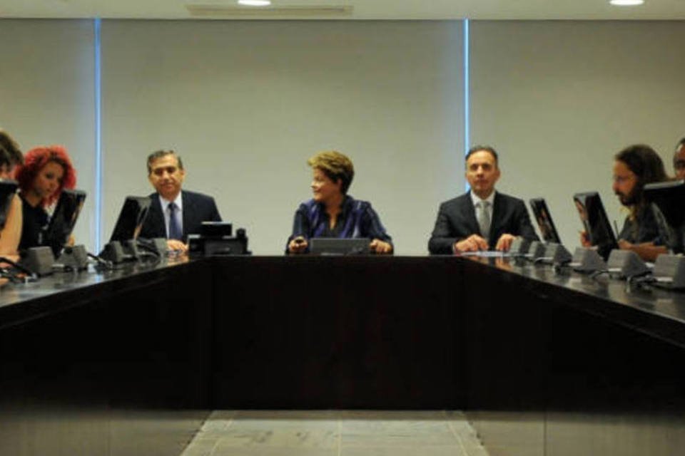 Dilma propõe pactos e plebiscito para reforma política