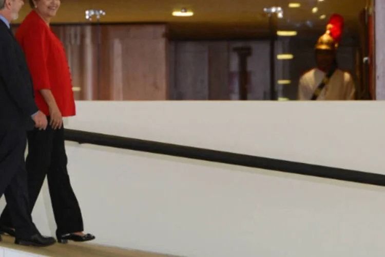 
	A presidente saiu do Planalto enquanto um grupo de manifestantes depredava o Pal&aacute;cio Itamaraty - a &aacute;rea em torno do Planalto, no entanto, segue protegida da multid&atilde;o
 (Valter Campanato/ABr)
