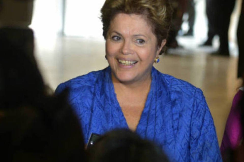 Manifestação pacífica é própria da democracia, diz Dilma
