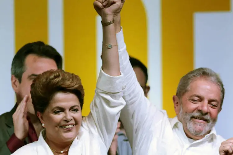 Presidente Dilma Rousseff (PT) e o ex-presidente Luiz Inácio Lula da Silva durante uma coletiva após o resultado da eleição, em Brasília (Ueslei Marcelino/Reuters)