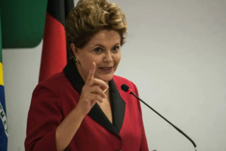 
	&quot;N&atilde;o reduziremos os investimentos que beneficiem o povo porque esta &eacute; nossa prioridade e porque temos recursos suficientes para fazer isso de uma forma s&eacute;ria e sem infla&ccedil;&atilde;o&quot;, garantiu Dilma
 (Marcelo Camargo/ABr)