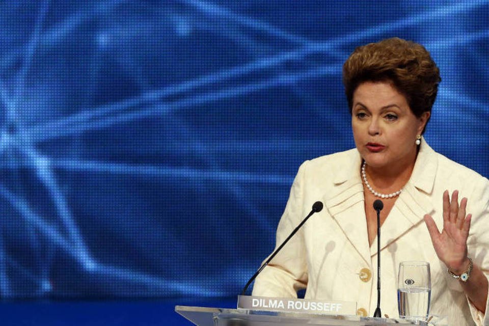 Dilma acusa Aécio de desconhecer mercado latino-americano