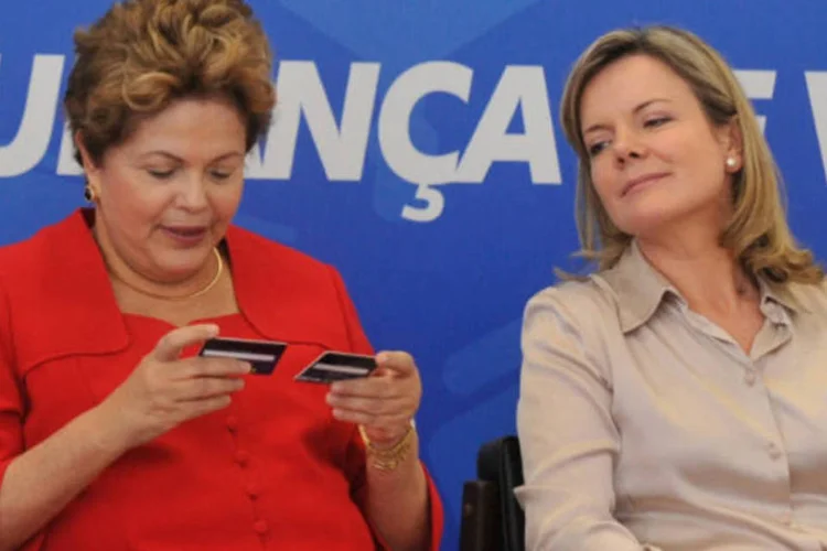 
	Dilma Rousseff e a ministra da Casa Civil, Gleisi Hoffmann, durante a cerim&ocirc;nia de an&uacute;ncio de linha de financiamento destinada a benefici&aacute;rios do Minha Casa, Minha Vida
 (Antônio Cruz/ABr)
