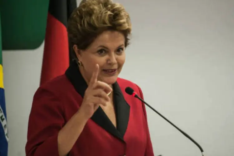 
	&quot;Dilma trope&ccedil;ou, mas continua favorita. As perspectivas n&atilde;o s&atilde;o t&atilde;o negativas, n&atilde;o h&aacute; previs&atilde;o de desastre e cen&aacute;rio do Focus, com crescimento de 2,5% do PIB em 2013 e 3% para 2014, e infla&ccedil;&atilde;o em 6% &eacute; suficiente para reeleg&ecirc;-la&quot;, disse Ribeiro
 (Marcelo Camargo/ABr)