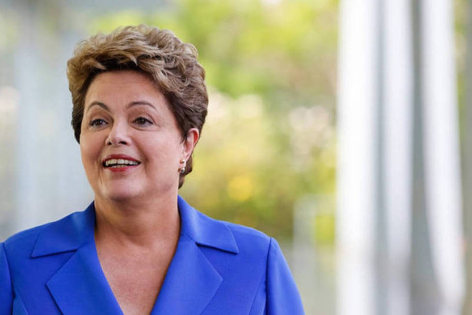 Tucanos ajoelharam diante do FMI, afirma Dilma no Rio
