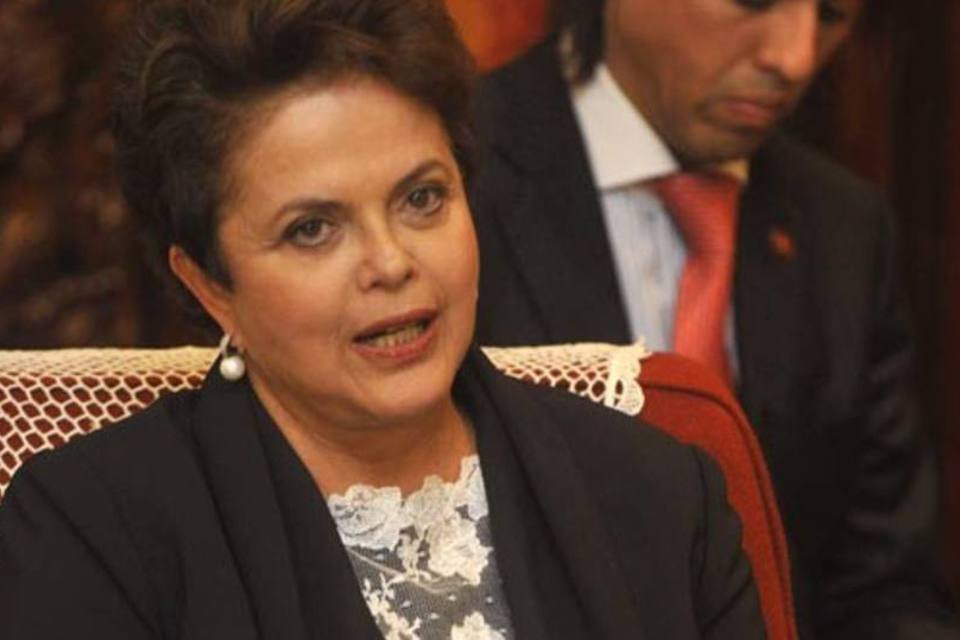 Dilma reclama da falta de velocidade na internet para ministro