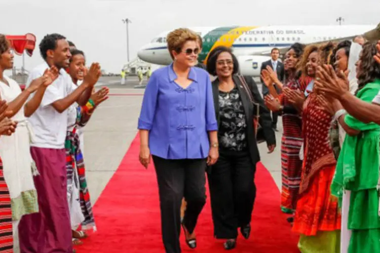 
	Presidente Dilma Rousseff chega a Adis Abeba, na Eti&oacute;pia:&nbsp;Dilma deve assinar amanh&atilde; um acordo com a Uni&atilde;o Africana para fomentar a troca de professores entre as universidades de Brasil e &Aacute;frica.
 (Roberto Stuckert Filho/PR)