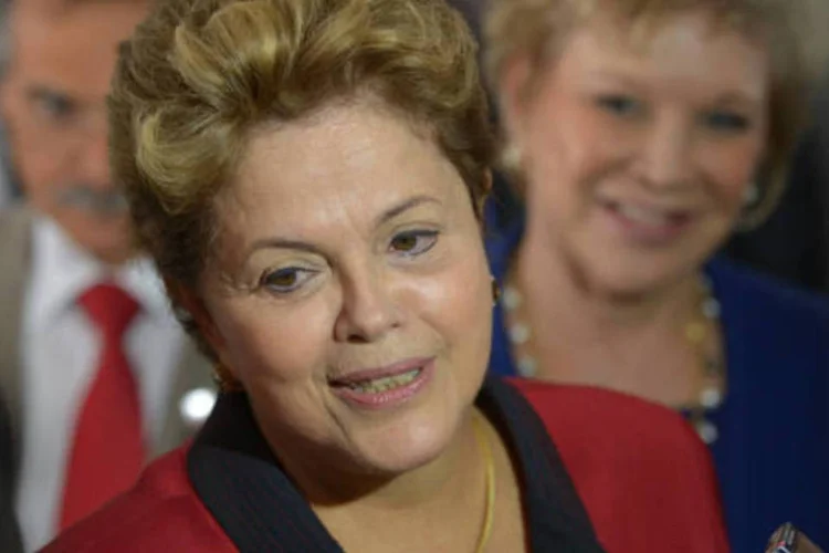 
	No programa de r&aacute;dio &quot;Caf&eacute; com a Presidenta&quot;, Dilma comemorou a cria&ccedil;&atilde;o de 4,139 milh&otilde;es de empregos formais durante seu governo, iniciado em janeiro de 2011
 (Wilson Dias/ABr)