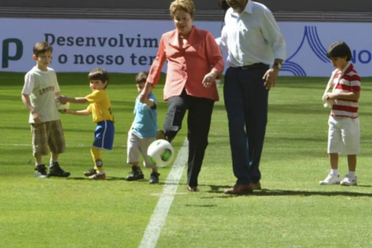 
	A presidente Dilma Rousseff e o governador do Distrito Federal, Agnelo Queiroz, participam da cerim&ocirc;nia de inaugura&ccedil;&atilde;o do Est&aacute;dio Nacional de Bras&iacute;lia Man&eacute; Garrincha
 (Valter Campanato/ABr)