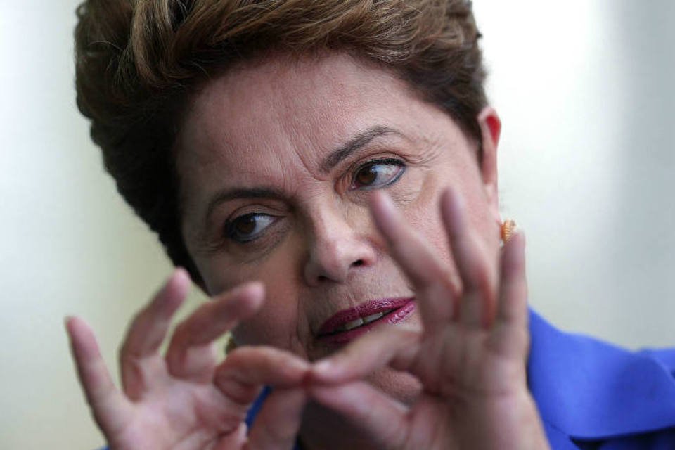 Em evento, Dilma ressalta "riscos" de Marina