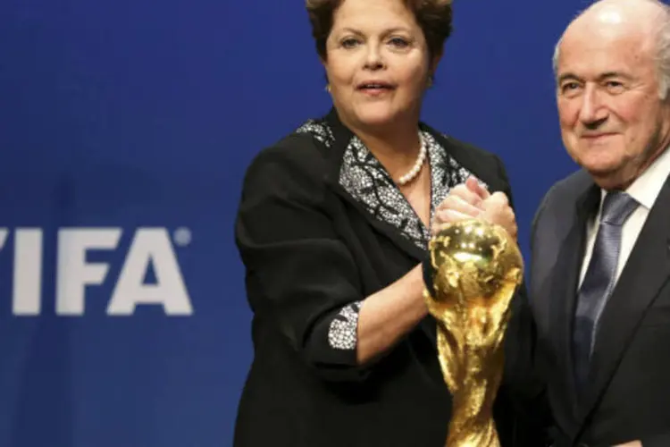 
	Dilma e Blatter: Blatter telefonou a Dilma para convid&aacute;-la para o 64&ordm; Congresso da Fifa, que ser&aacute; em S&atilde;o Paulo, no dia 10 de junho;&nbsp;presidente&nbsp;aceitou o convite (REUTERS/Thomas Hodel)