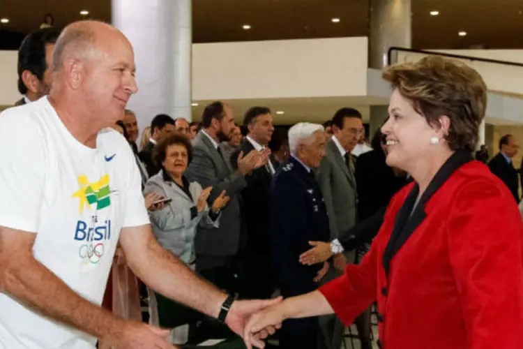 A presidente Dilma Rousseff cumprimenta atletas e comissões técnicas durante evento do lançamento do Plano Brasil Medalhas 2016, para as Olimpíadas (Roberto Stuckert Filho/PR)
