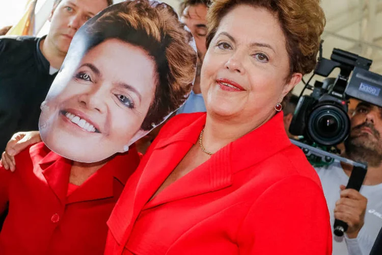 A presidente Dilma Rousseff ao lado de mulher vestida com máscara de seu rosto (Ichiro Guerra/Divulgação/Dilma Rousseff)