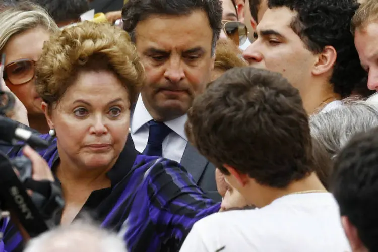 
	Dilma e A&eacute;cio no vel&oacute;rio de Campos: ambos mencionaram pol&iacute;tico morto em programa eleitoral
 (REUTERS/Ricardo Moraes)