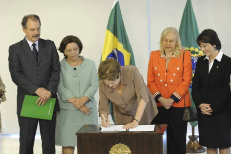 
	Dilma sanciona lei de cotas em agosto, determinando a reserva de 50% das vagas das institui&ccedil;&otilde;es federais de ensino para estudantes de escolas p&uacute;blicas, com base na renda familiar e na cor/ra&ccedil;a deles, em quatro anos
 (Fábio Rodrigues Pozzebom/ABr)