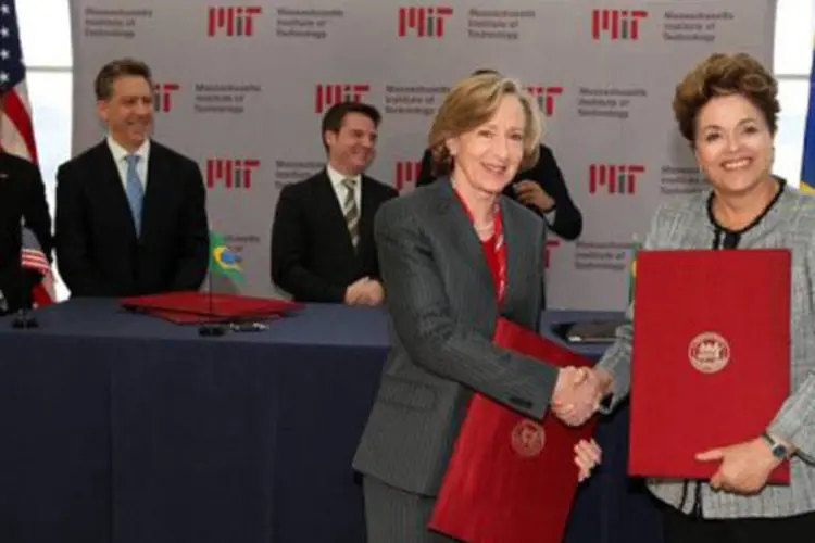 Dilma se encontra com presidente do MIT: a missão universitária também faz parte do plano de Obama de duplicar as exportações americanas para 2014 (©AFP / Roberto Stuckert Filho)