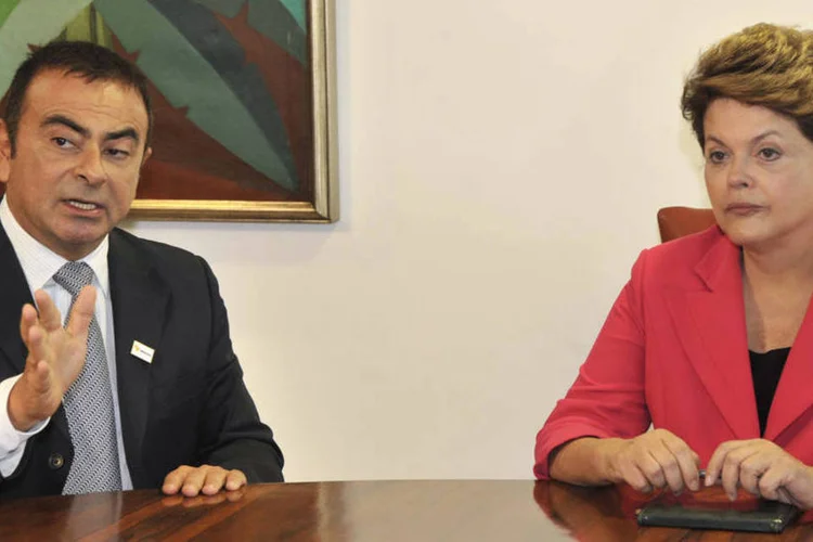 A presidenta Dilma Rousseff recebe o presidente mundial da Renault, Carlos Ghosn, no Palácio do Planalto (José Cruz / Agência Brasil)