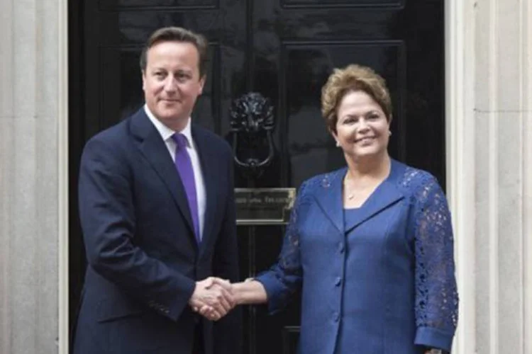 David Cameron (E), cumprimenta a presidente brasileira, Dilma Rousseff: O Brasil considera "estratégica" a cooperação com o Reino Unido na preparação dos Jogos do Rio (©AFP / Miguel Medina)
