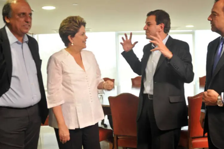 
	Eduardo Paes com Dilma e aliados: Paes e Cabral disseram que est&atilde;o dispostos a colaborar com a campanha do petista em S&atilde;o Paulo
 (José Cruz/ABr)