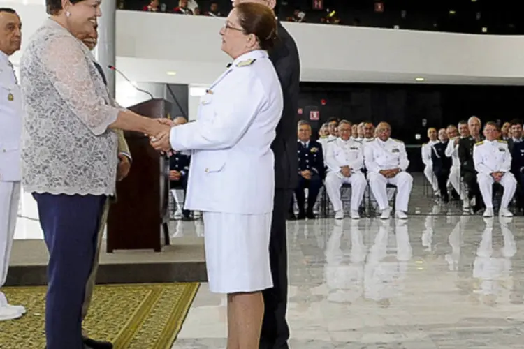 A presidenta Dilma Rousseff e a contra-almirante Dalva Maria: aos militares, a presidente fez um balanço positivo do trabalho das Forças Armadas em 2012 (Wilson Dias/ABr)
