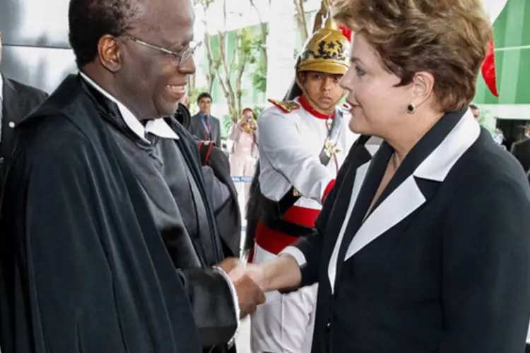 O novo presidente do STF, Joaquim Barbosa, cumprimenta a presidente Dilma Rousseff: a posse começou por volta das 15h30, com a presença da presidente Dilma Rousseff (Roberto Stuckert Filho/Presidência da República)