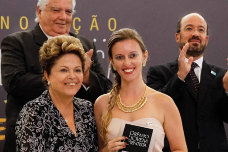 A presidente Dilma abraça uma vencedora do XXVI Prêmio Jovem Cientista: a presidente lembrou que as pesquisas desenvolvidas poderão ser usadas em benefício do país (Roberto Stuckert Filho/Presidência da República)
