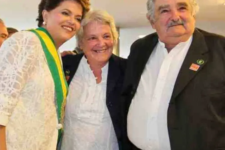 Mujica e sua esposa, a senadora Lucía Topolansky, costumam vir com frequência ao Brasil. Uma das visitas foi na posse de Dilma Rousseff (Roberto Stuckert Filho/Presidência)