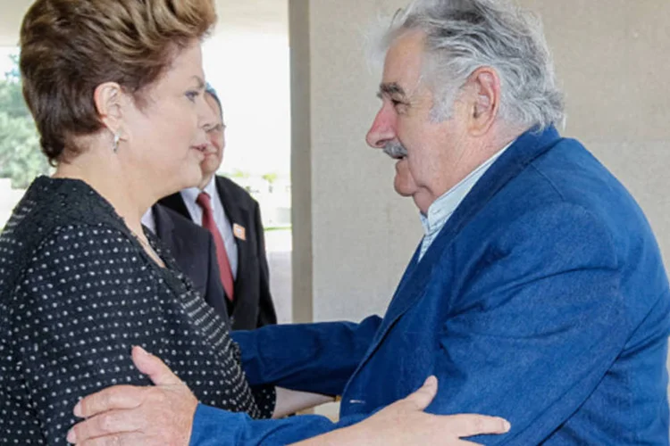 Dilma Rousseff abraça seu colega uruguaio José Mujica: o presidente uruguaio disse ainda que a expectativa é de que a relação econômica com a Ásia se mantenha firme (Roberto Stuckert Filho/Presidência da República)