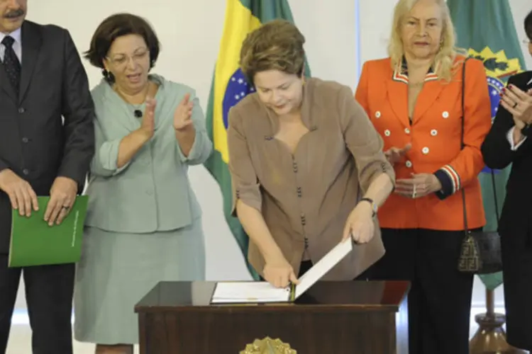 Dilma sanciona lei de cotas: a presidente vetou o segundo artigo da lei que previa a distribuição das vagas a partir das notas obtidas pelo aluno durante o ensino médio (Fabio Rodrigues Pozzebom/ABr)