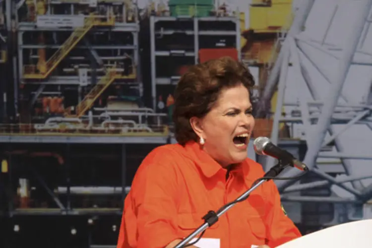 
	Dilma discursa em cerim&ocirc;nia da petrol&iacute;fera: a presidente tra&ccedil;ou uma estrat&eacute;gia e estabeleceu o d&oacute;lar e a infla&ccedil;&atilde;o como duas vari&aacute;veis que condicionar&atilde;o o aumento
 (Sergio Moraes/Reuters)