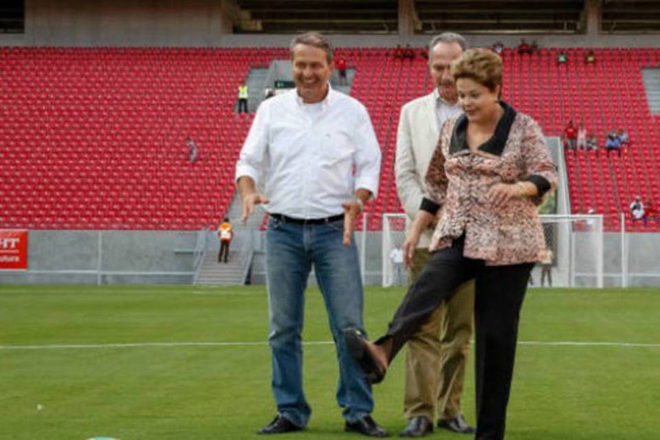 Dilma inaugura Arena Pernambuco com "tabelinha" com Campos