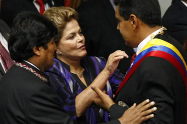 
	A presidente Dilma e o presidente da Bol&iacute;via, Evo Morales, cumprimentam o presidente eleito da Venezuela, Nicol&aacute;s Maduro
 (REUTERS/Carlos Garcia Rawlins)