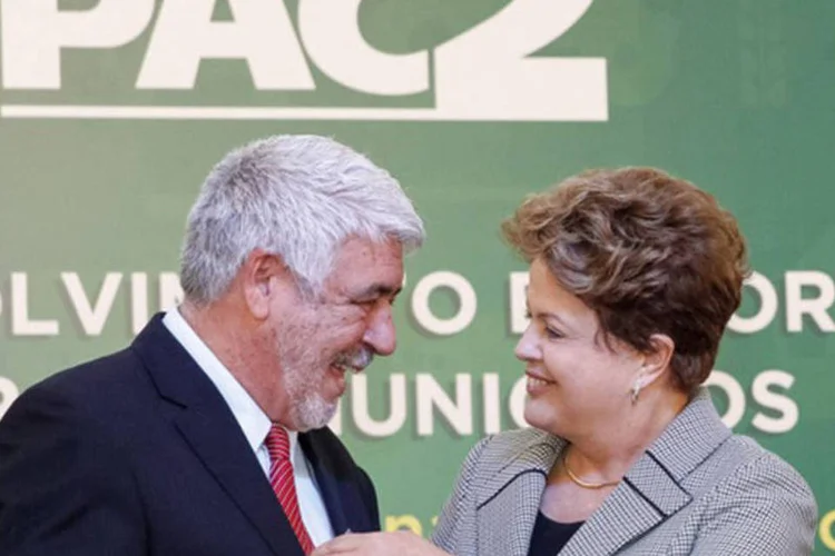Presidenta para foto com prefeitos durante cerimônia de anúncio de investimentos do PAC para cidades do ABC (Roberto Stuckert Filho/PR)
