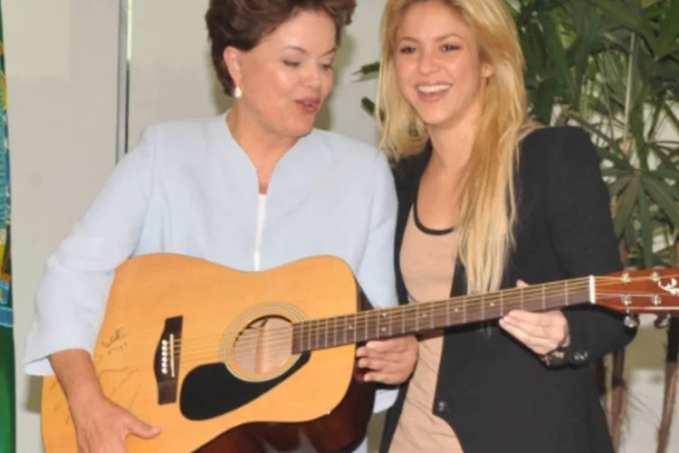 A presidenta Dilma Rousseff recebe a visita da cantora pop Shakira, que faz uma turnê pelo Brasil (Valter Campanato/ABr)