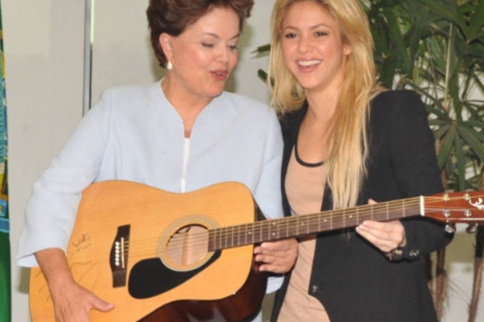 Shakira se encontra com Dilma em Brasília e doa violão autografado