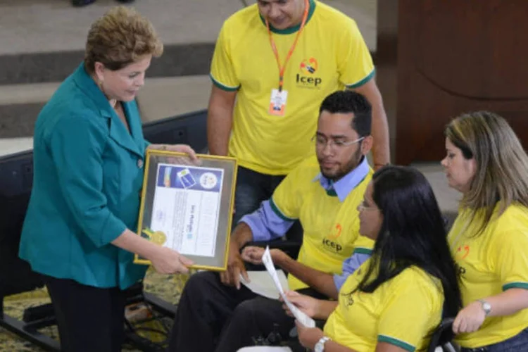 
	Dilma Rousseff: presidente assina decreto regulamentando a lei que reduz tempo de contribui&ccedil;&atilde;o e idade para concess&atilde;o de aposentadoria a pessoas com defici&ecirc;ncia
 (Agência Brasil)