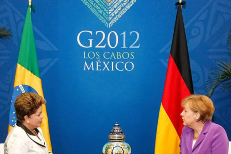 A presidente do Brasil, Dilma Rousseff conversa com a chanceler alemã Angela Merkel em reunião do G20 (Roberto Stuckert Filho/Presidência da República)