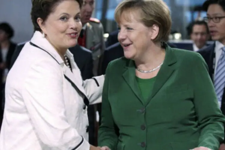 
	Dilma Rousseff e Angela Merkel: presidente quer que chanceler alem&atilde; assista o jogo da Alemanha em Salvador
 (AFP)