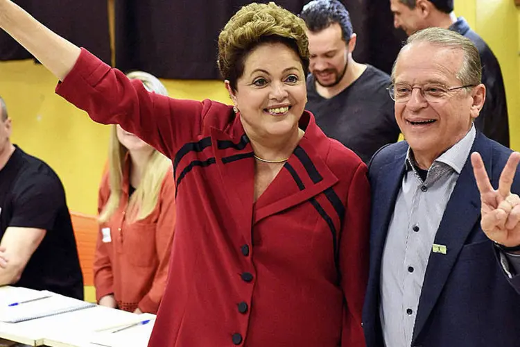 Dilma Rousseff e Tarso Genro votam em Porto Alegre (Reuters)