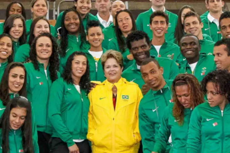 Dilma Rousseff com atletas brasileiros: cada esportista usa uma pulseira com um código que, colocado em um programa, revela dados do competidor. COB quer oferecer a tecnologia a todas as delegações nas Olimpíadas do Rio em 2016 (Roberto Stuckert Filho/PR)