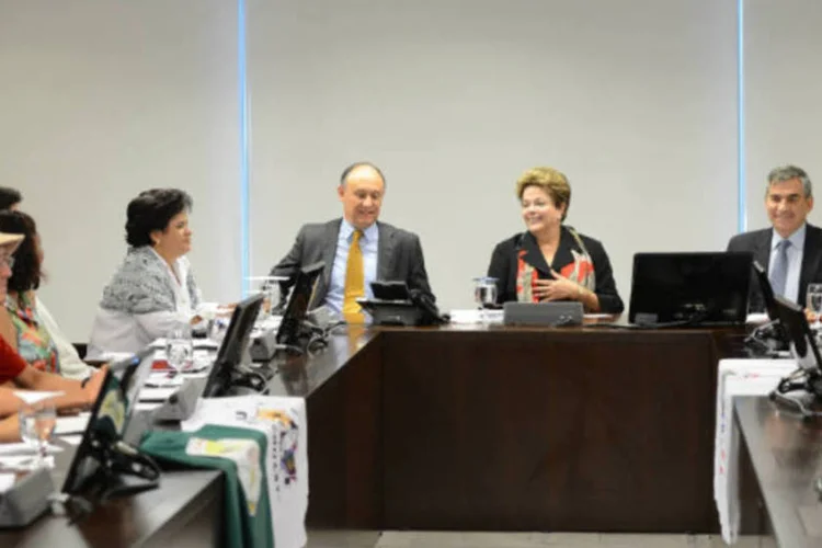 Representantes de 11 entidades estiveram nesta sexta-feira com a presidente Dilma Rousseff para discutir o atual momento do país após a onda de manifestações que tomaram as ruas (Fabio Rodrigues Pozzebom/ABr)