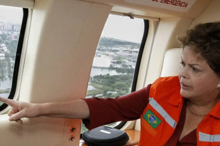 
	Dilma Rousseff sobrevoando o Esp&iacute;rito Santo: a ministra do Meio Ambiente, Izabella Teixeira, ir&aacute; com a presidente
 (Agência Brasil)