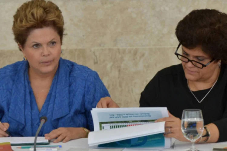 
	A presidente Dilma Rousseff e a ministra do Meio Ambiente, Izabella Teixeira:&nbsp;ap&oacute;s reuni&atilde;o do F&oacute;rum Brasileiro de Mudan&ccedil;as Clim&aacute;ticas, Dilma disse que &eacute; preciso tamb&eacute;m respeitar o direito de popula&ccedil;&otilde;es n&atilde;o ind&iacute;genas.
 (Wilson Dias/ABr)