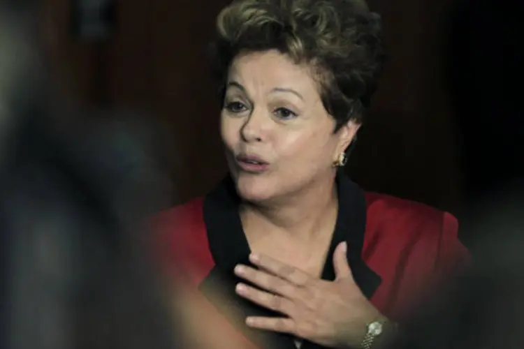 
	Dilma Rousseff: a presidente prosseguiu nesta quinta-feira sua maratona de encontros com a base aliada, recebendo oito senadores do PT que com ela falaram por mais de tr&ecirc;s horas.
 (REUTERS/Ueslei Marcelino)