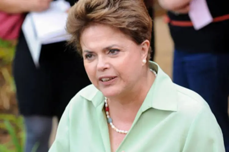 Sobre a pesquisa Datafolha, que a deixou 20 pontos porcentuais à frente de Serra, Dilma disse ter como política não comentar (.)