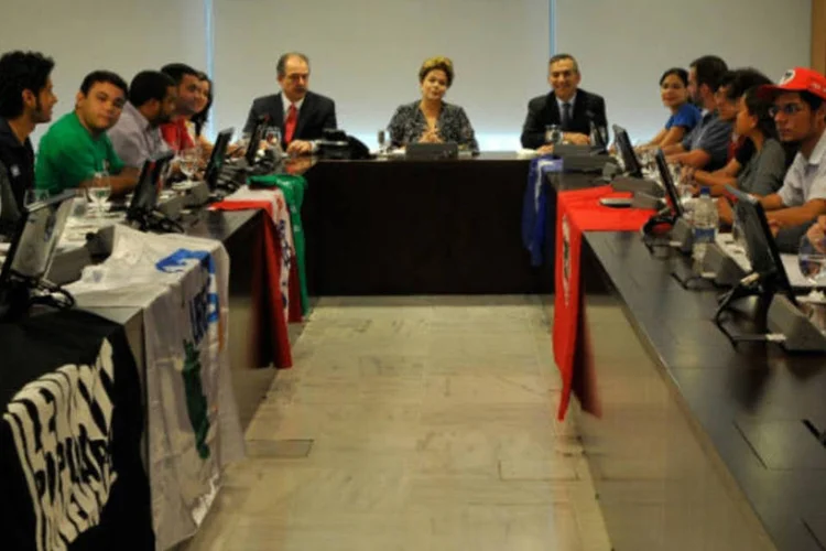 A presidente Dilma Rousseff se reúne, no Palácio do Planalto, com representantes de movimentos de jovens (Antonio Cruz/ABr)