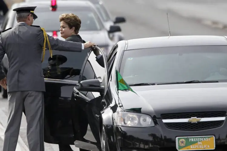 A presidente Dilma Rousseff chegou sozinha ao palanque. Este ano, a filha, Paula e o neto, Gabriel, não a acompanharam (REUTERS/Ueslei Marcelino)